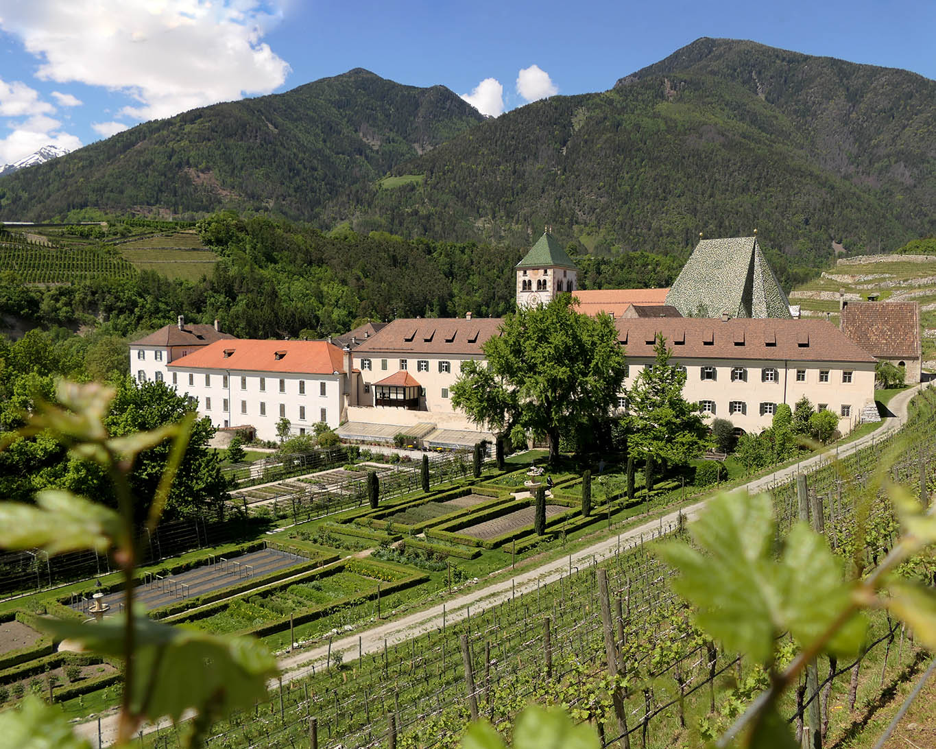 Kloster Neustift in seiner Pracht mit Bergen und Gärten.