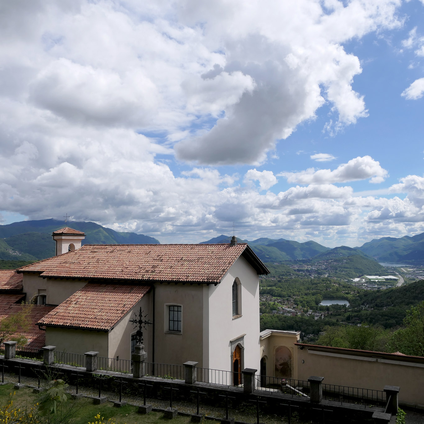 Nördlich von Lugano am Hang einer der Tessiner Berge ist Convento Santa Maria dei Frati Cappuccini gelegen.