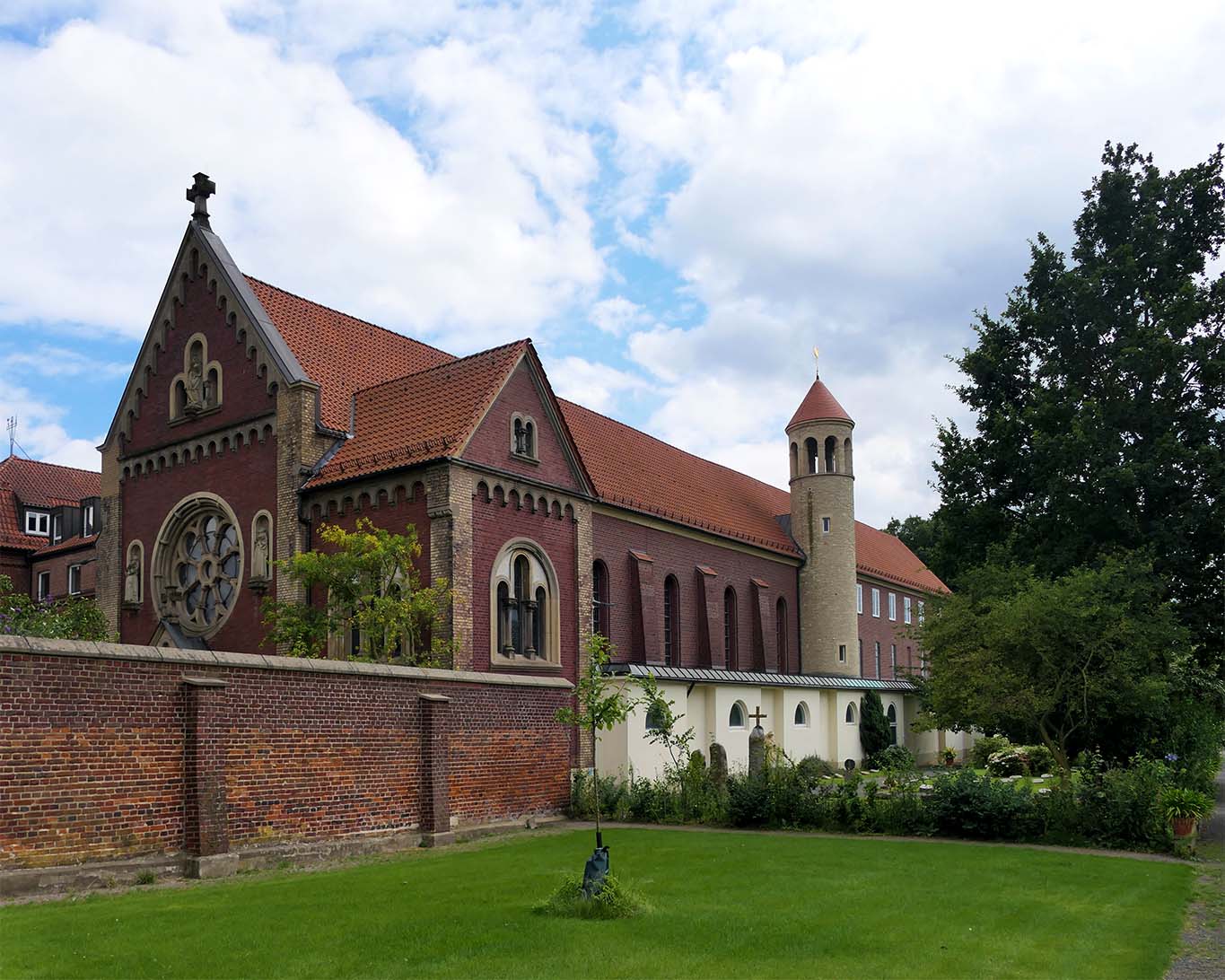 Kapuziner Klostergarten Münster im Hochsommer.