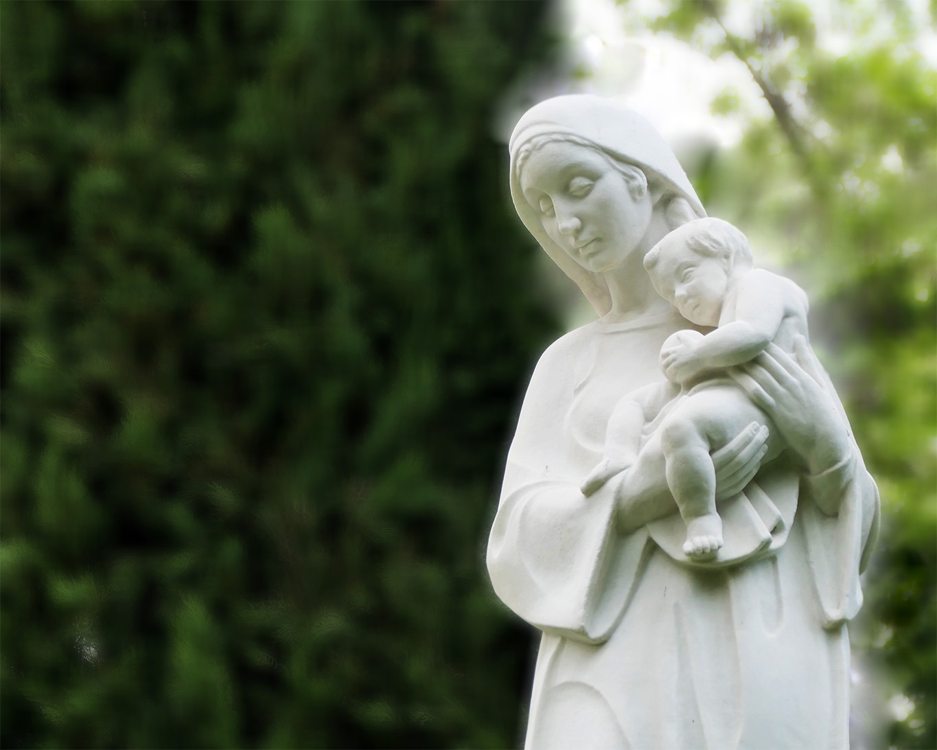 Madonna mit Christuskind im Garten der Salvatorianerinnen.