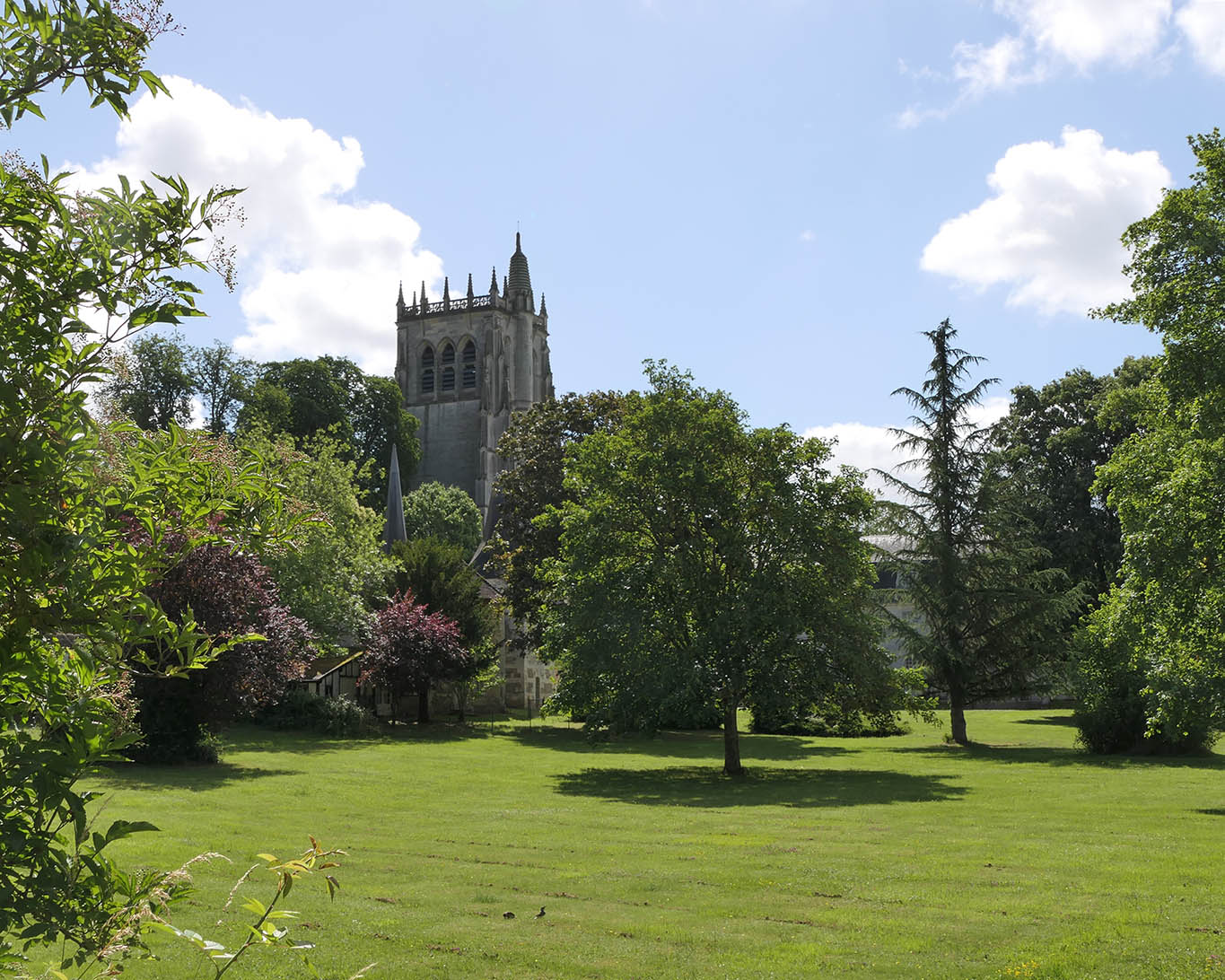 Im Stil des englischen Landschaftsparks präsentiert sich der Klostergarten der Abbaye du Bec-Hellouin in der Normandie.